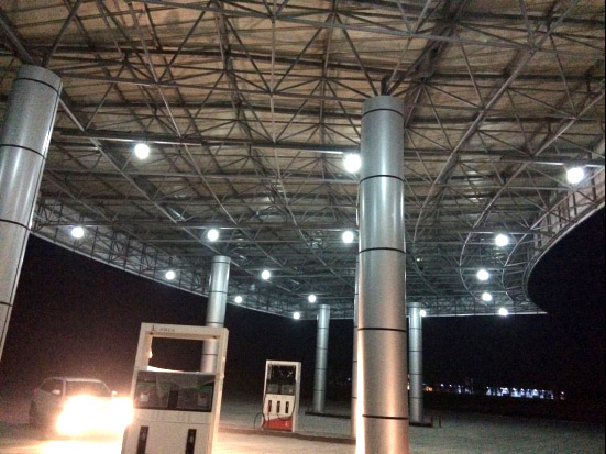 施工中的界阜蚌高速公路三角服务区扩建项目加油站罩棚工程