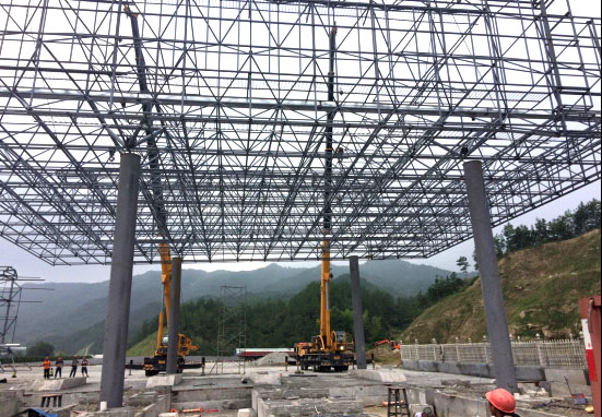 施工中的岳西至武汉高速公路安徽段钢结构雨蓬工程